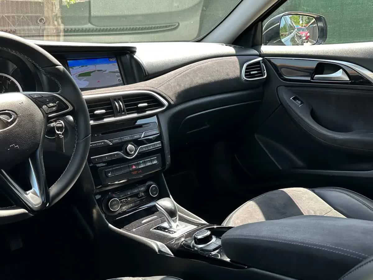 Infiniti Q30 - фото 11