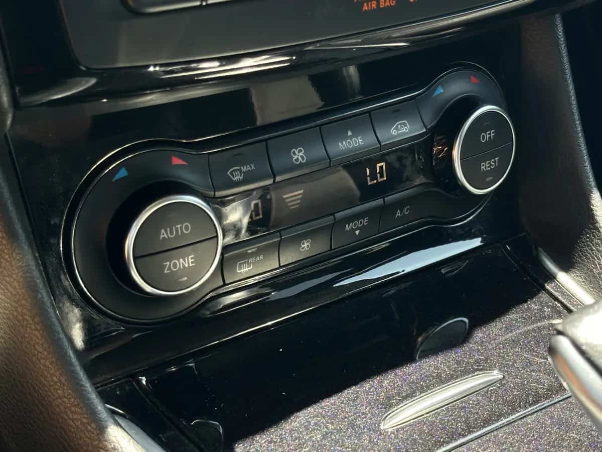 Infiniti Q30 - фото 13