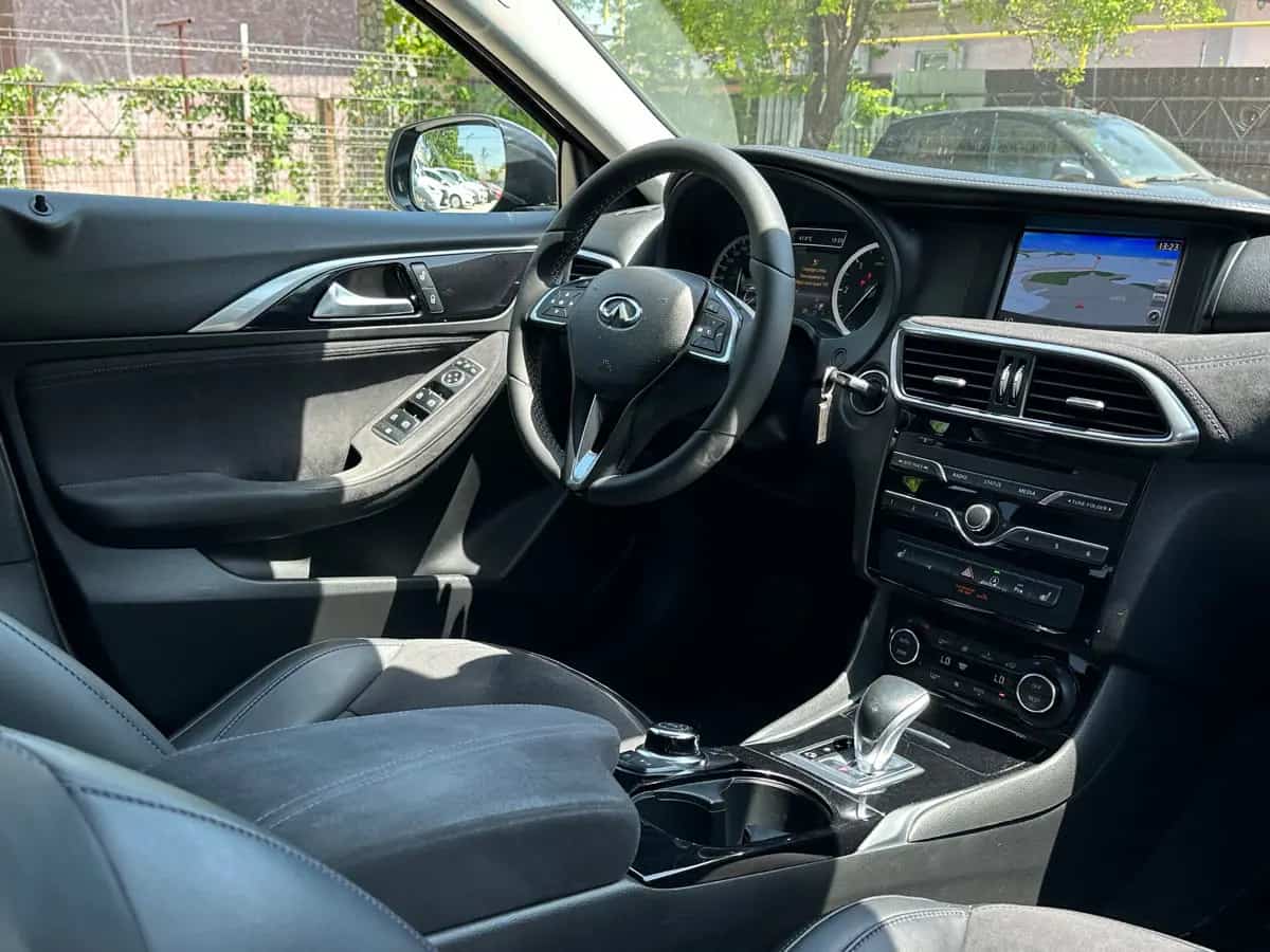 Infiniti Q30 - фото 16