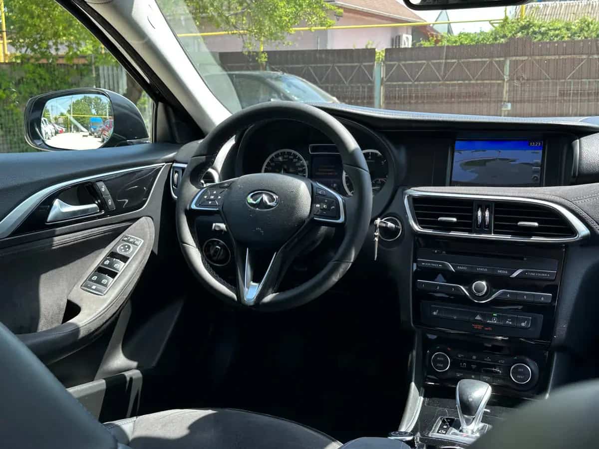Infiniti Q30 - фото 17