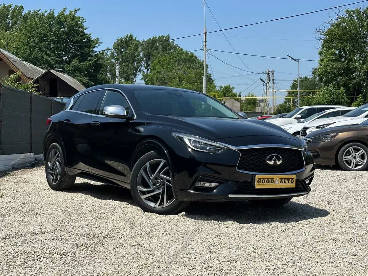 Infiniti Q30 - фото 1