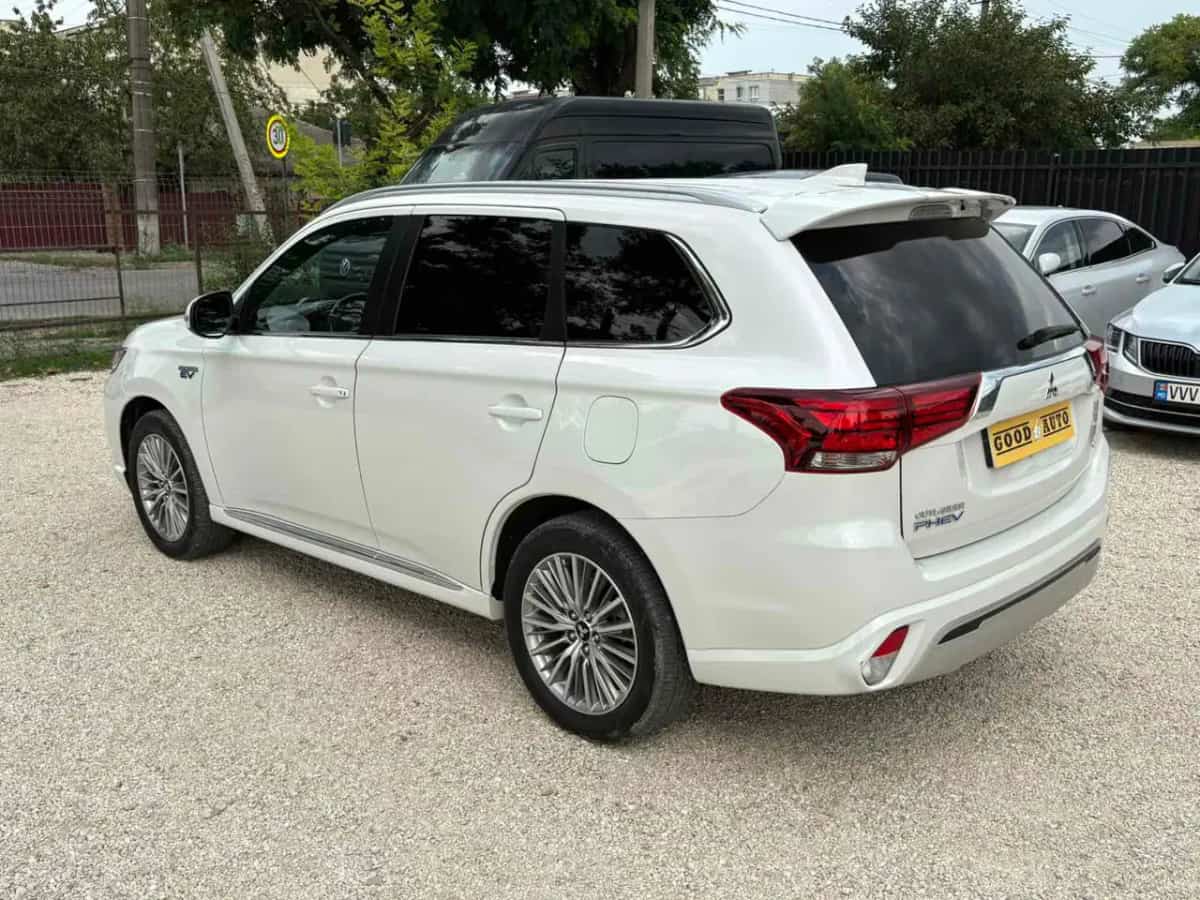 Mitsubishi Outlander - фото 6