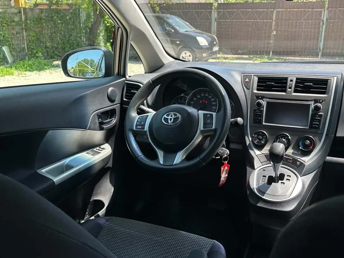 Toyota Verso-S - фото 15