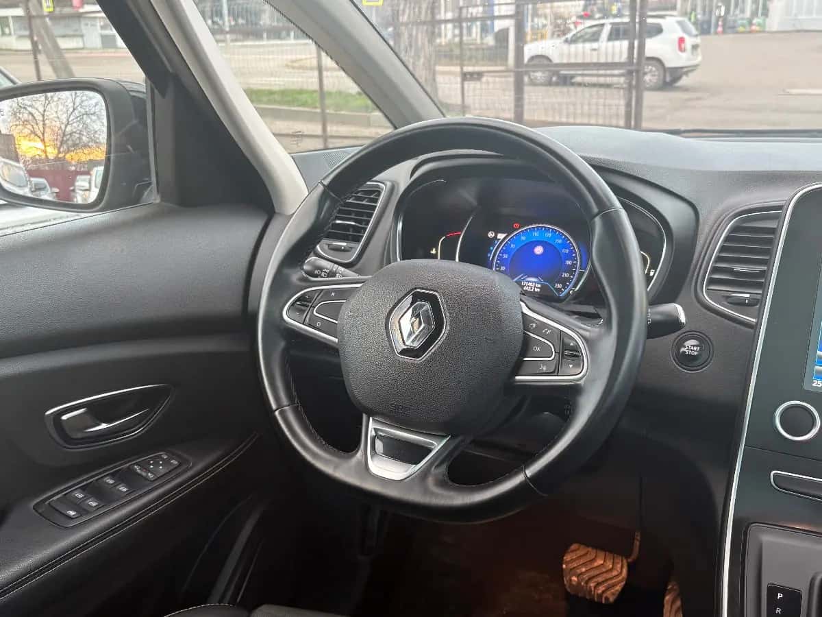 Renault Scenic - фото 12