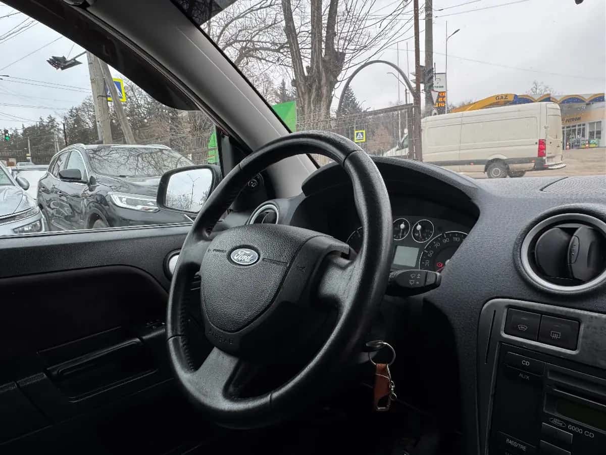 Ford Fusion - fotografia 12