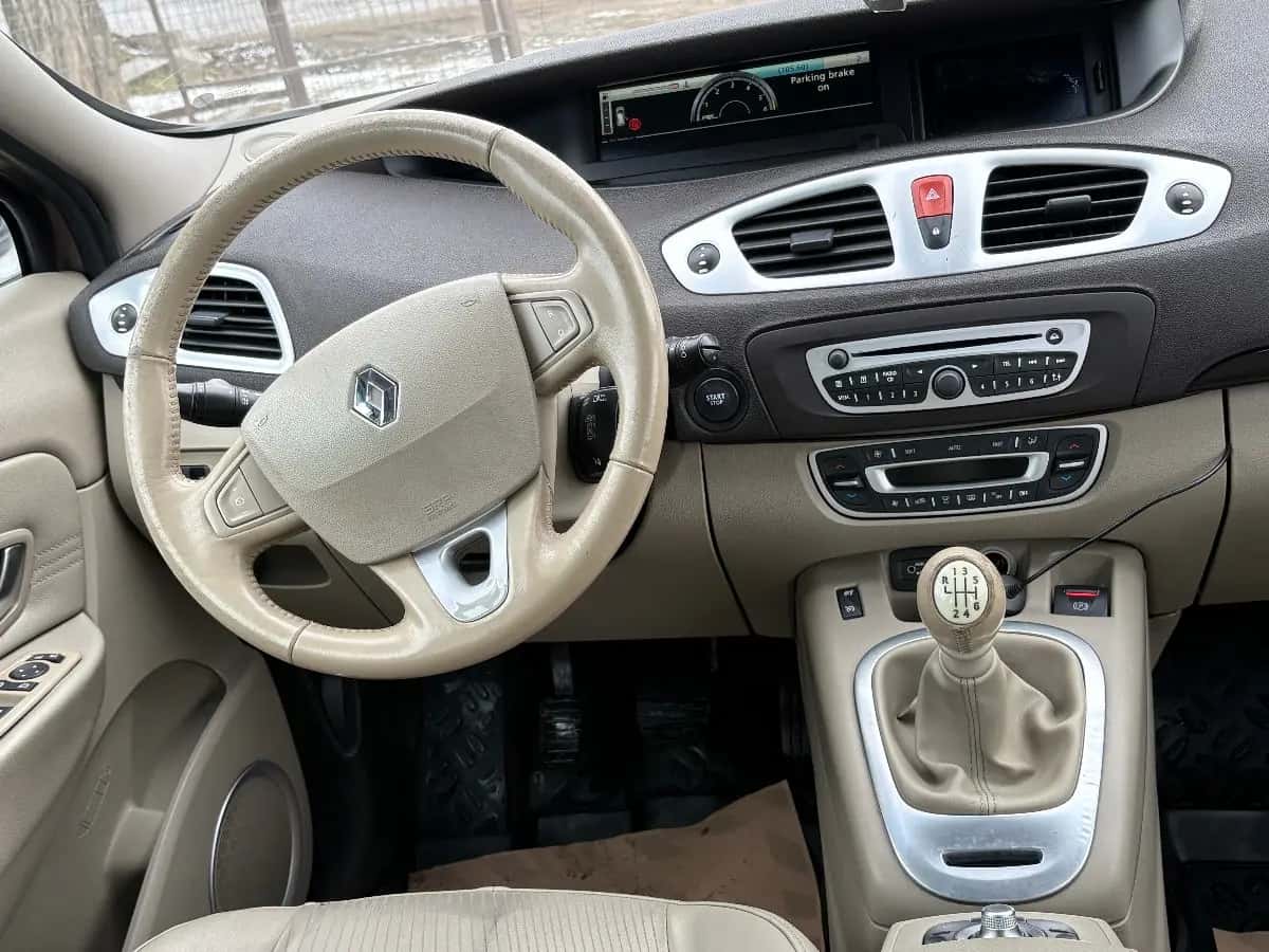 Renault Scenic - фото 8