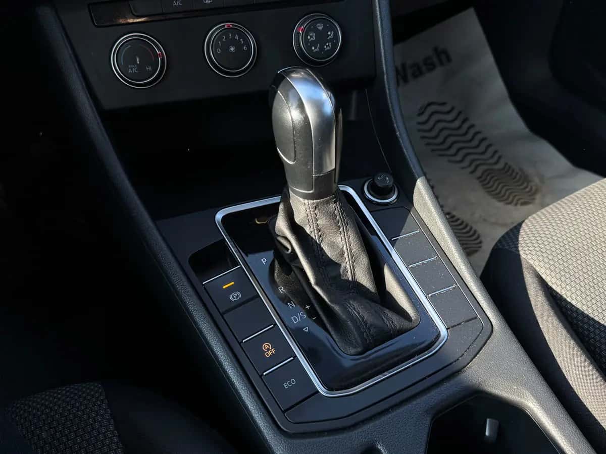 Volkswagen Jetta - фото 12