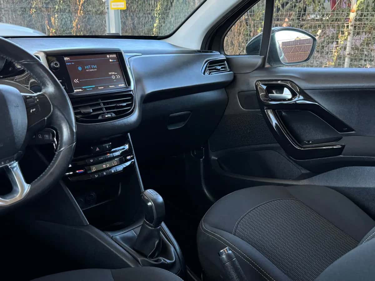 Peugeot 208 - fotografia 11