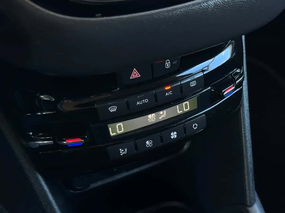 Peugeot 208 - fotografia 13