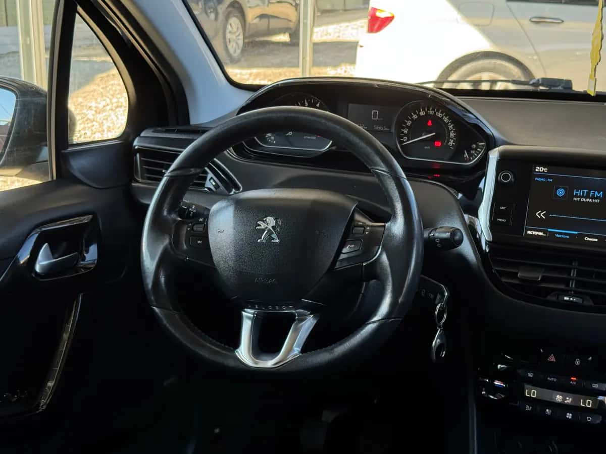 Peugeot 208 - fotografia 16