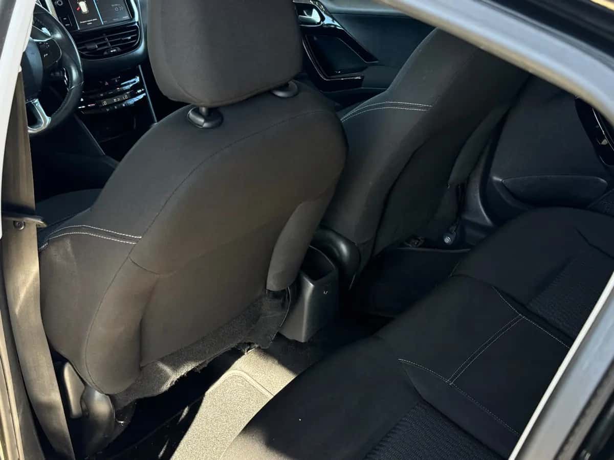 Peugeot 208 - fotografia 8