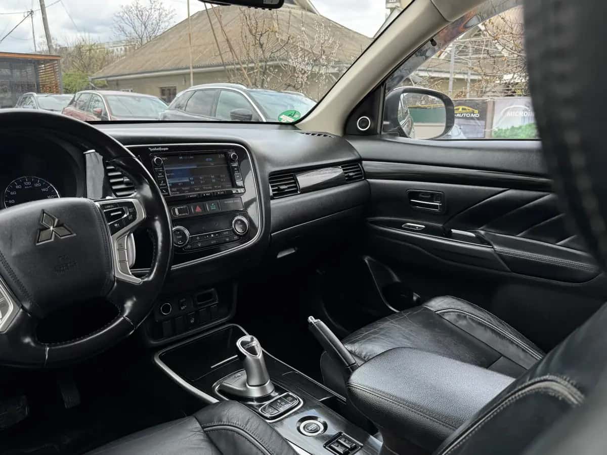 Mitsubishi Outlander - фото 11