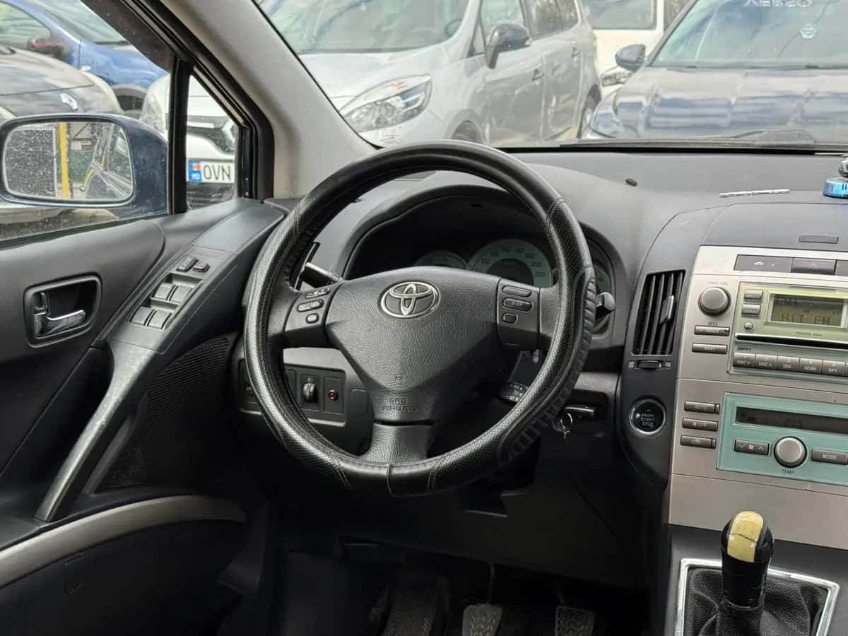 Toyota Corolla Verso - фото 11