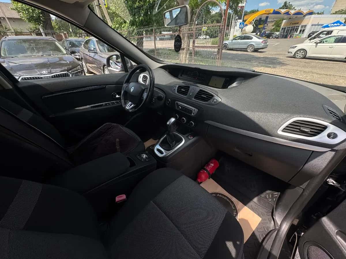 Renault Grand Scenic - фото 12