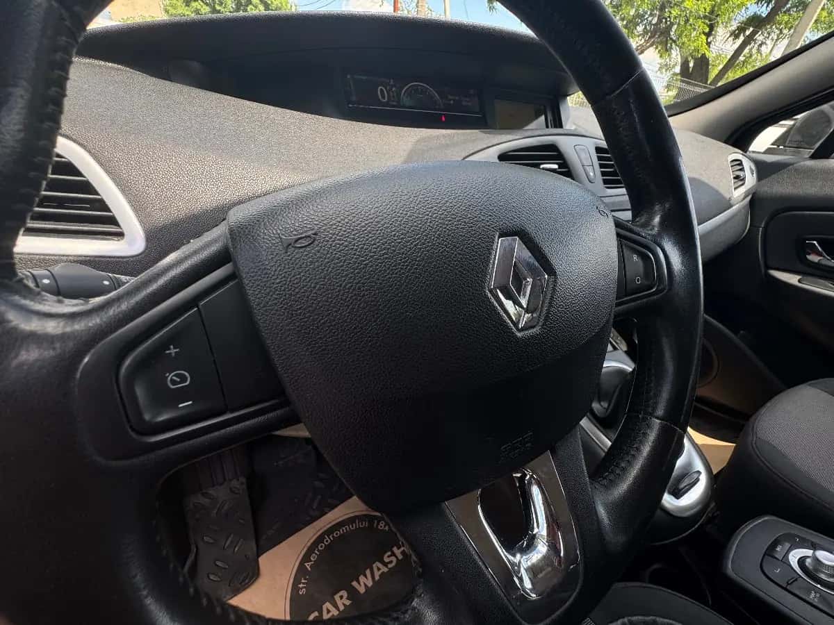 Renault Grand Scenic - фото 17