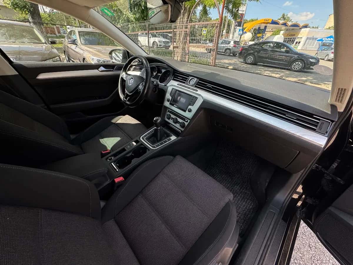 Volkswagen Passat - fotografia 11