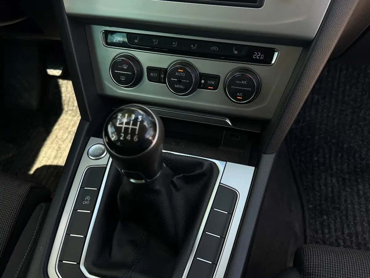 Volkswagen Passat - fotografia 13