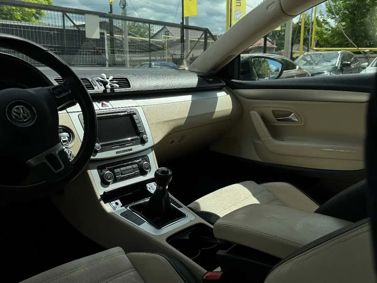 Volkswagen Passat CC - fotografia 10