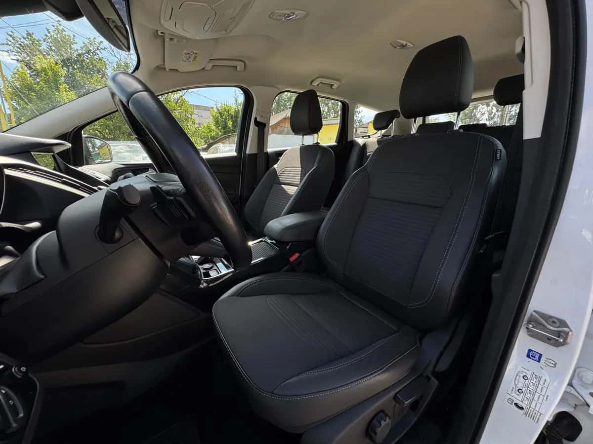 Ford Kuga - fotografia 9