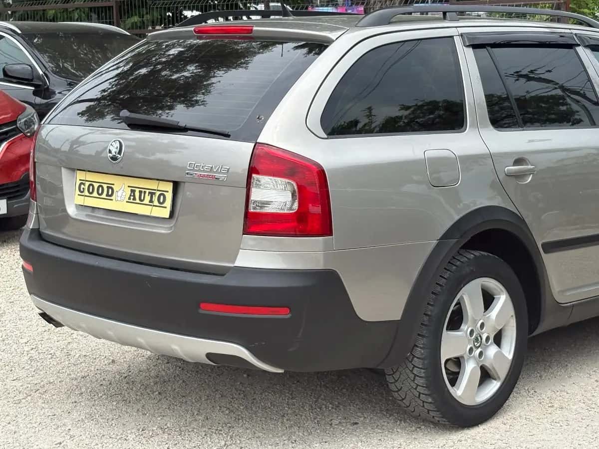 Skoda Octavia - fotografia 8