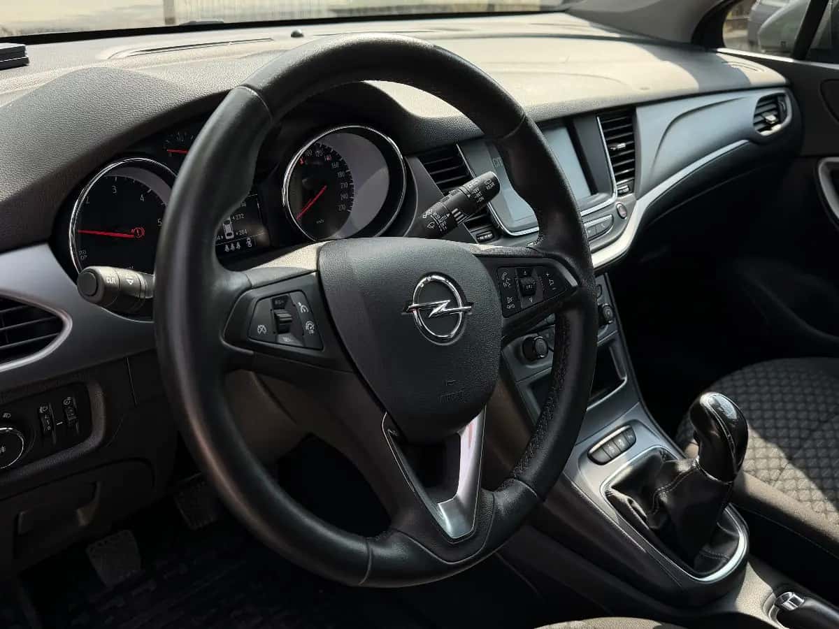 Opel Astra - fotografia 12