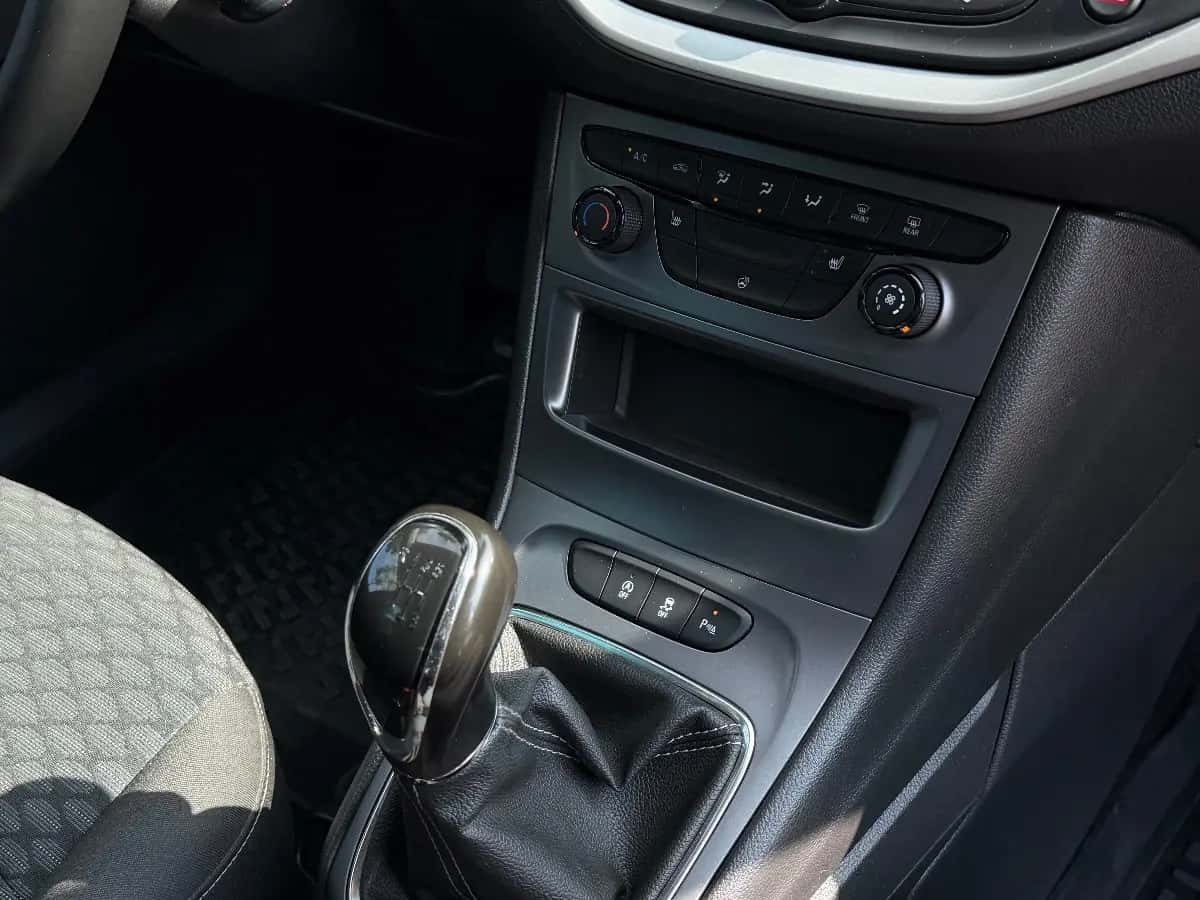 Opel Astra - fotografia 10