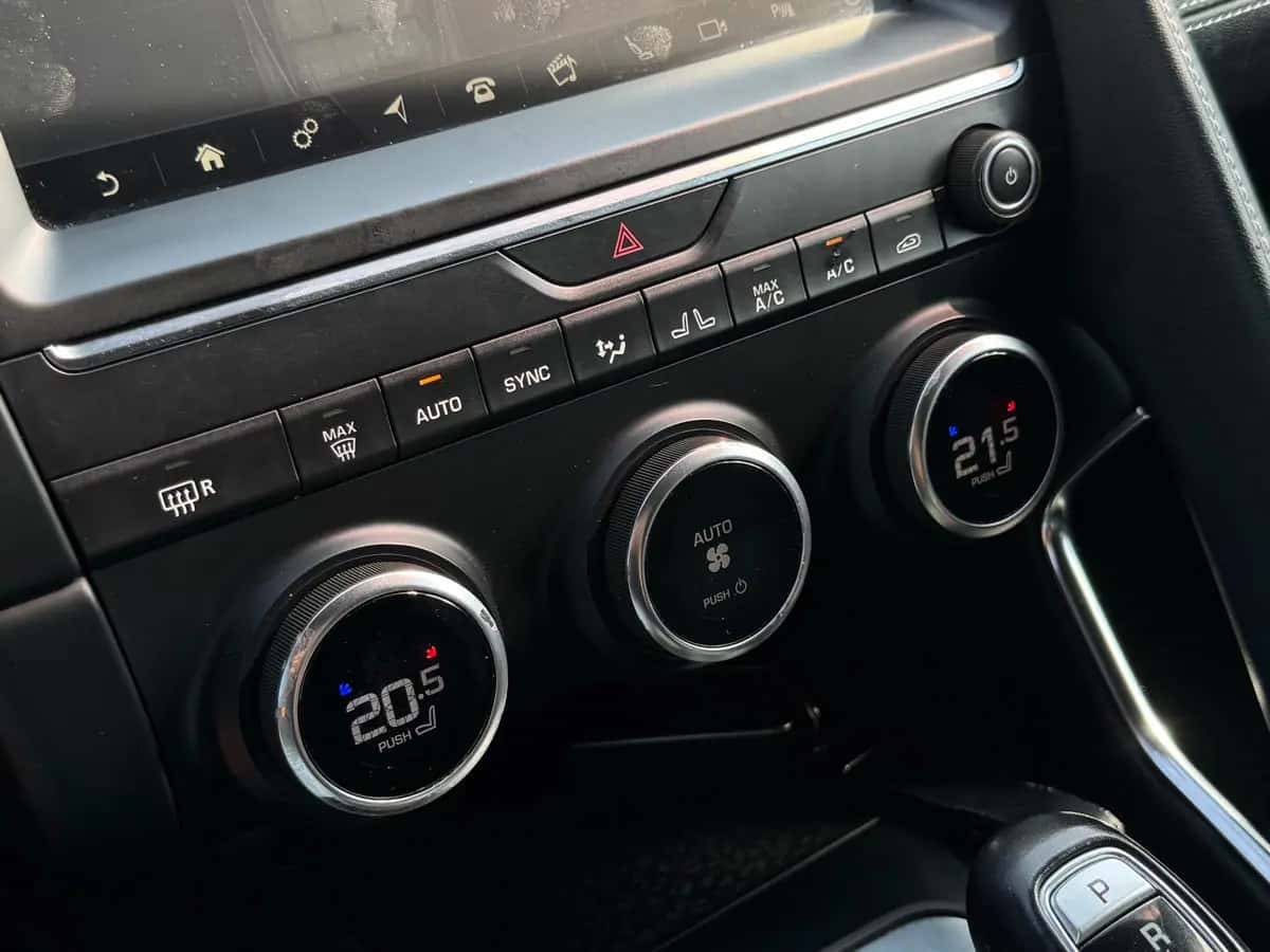 Jaguar E-Pace - фото 17