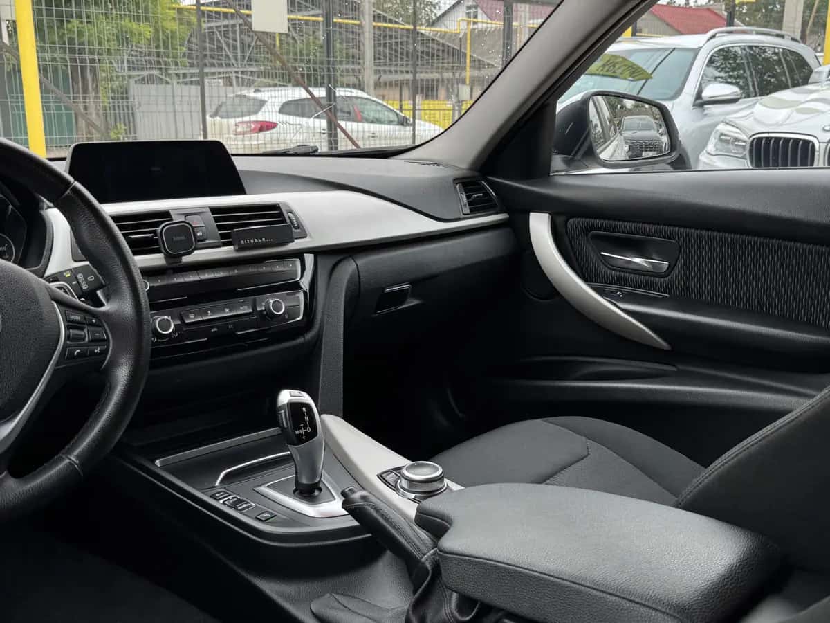 Bmw 3 Series - fotografia 11