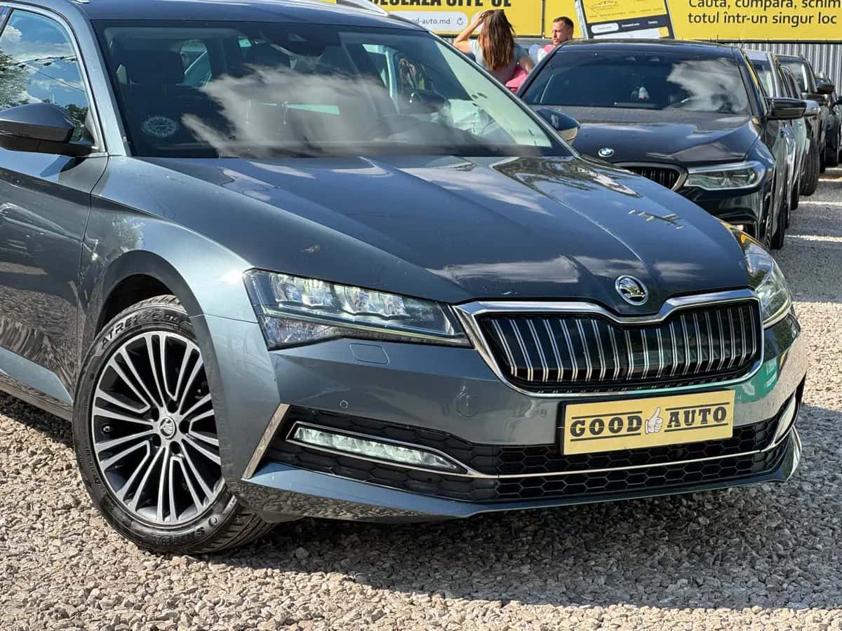 Skoda Superb - fotografia 2