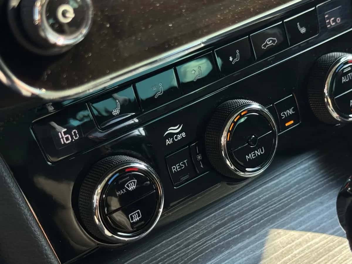 Skoda Superb - fotografia 16