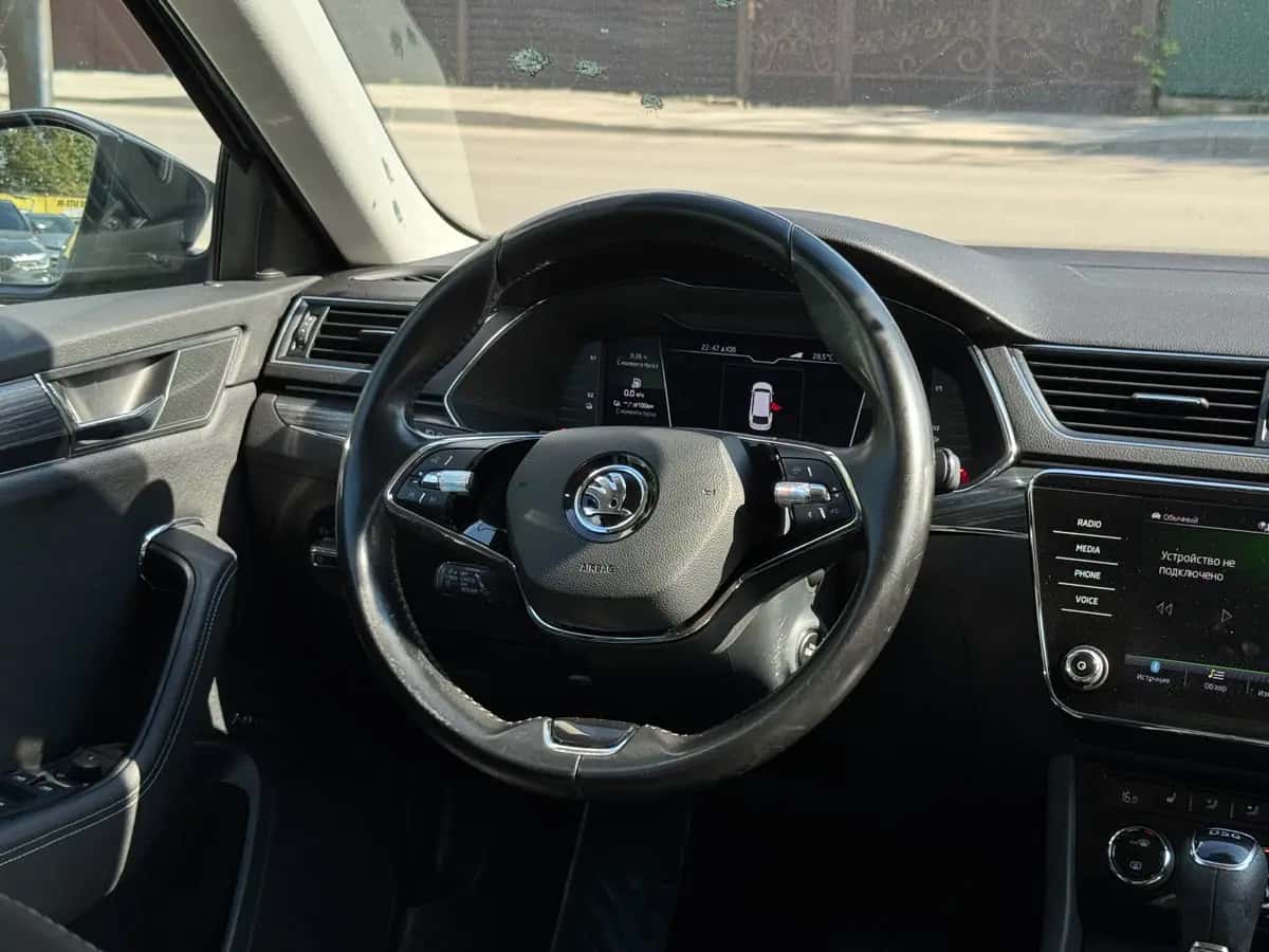 Skoda Superb - fotografia 18