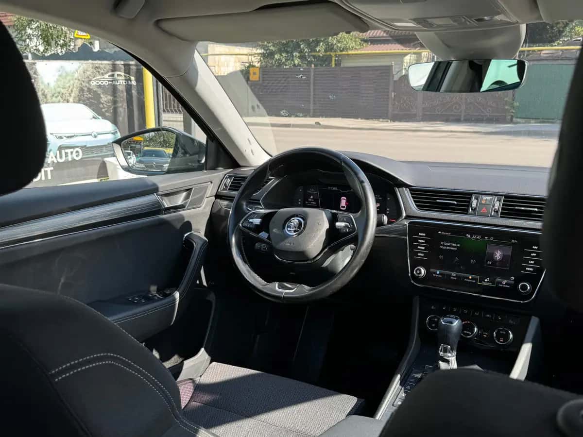 Skoda Superb - fotografia 20