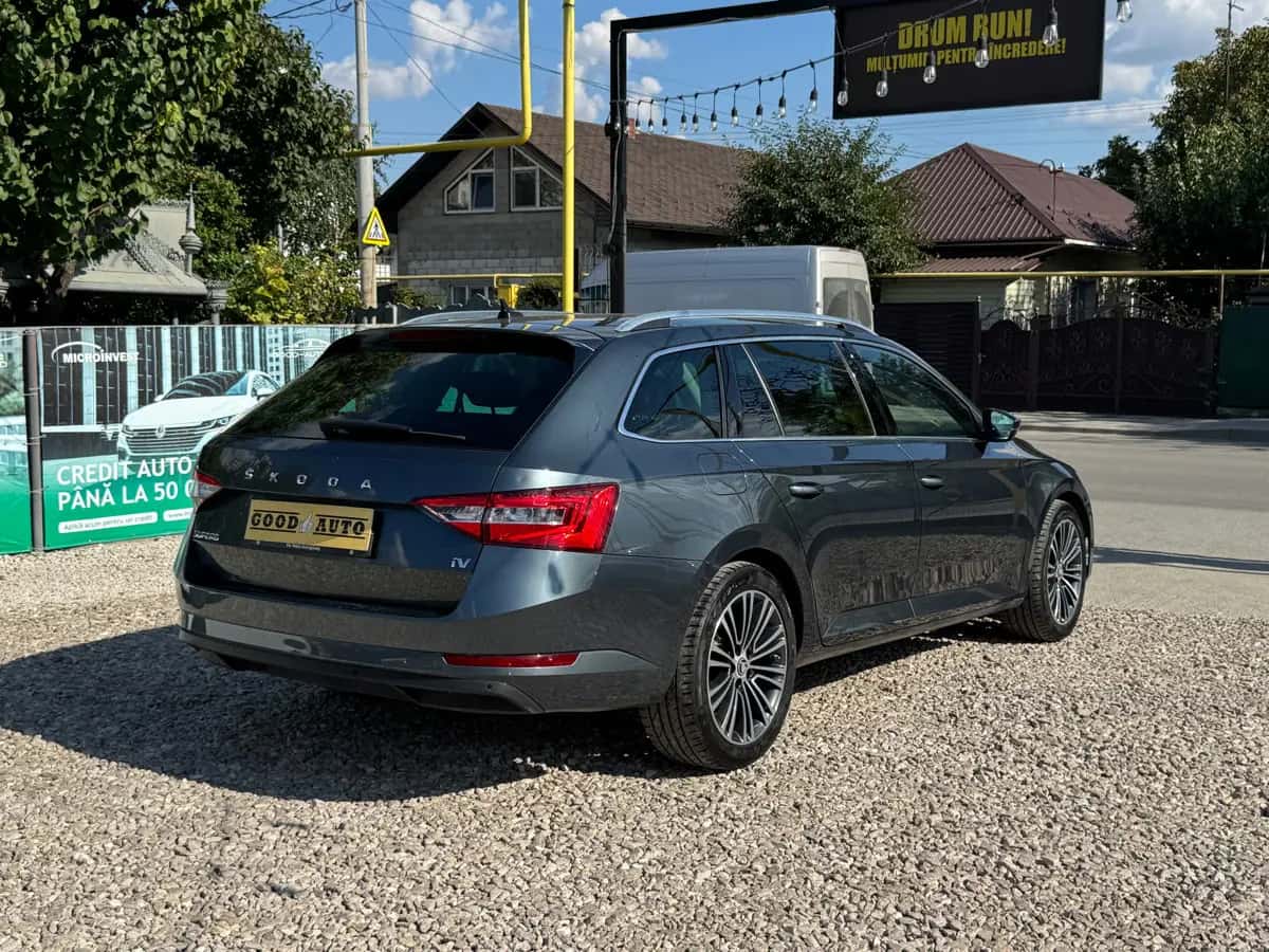Skoda Superb - fotografia 5