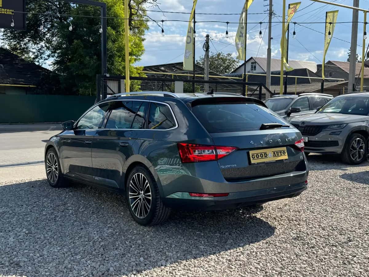 Skoda Superb - fotografia 6