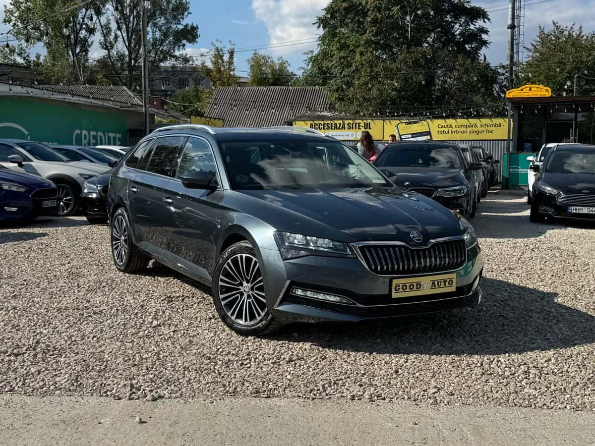 Skoda Superb - fotografia 1