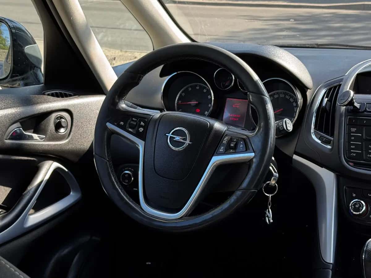 Opel Zafira - fotografia 16