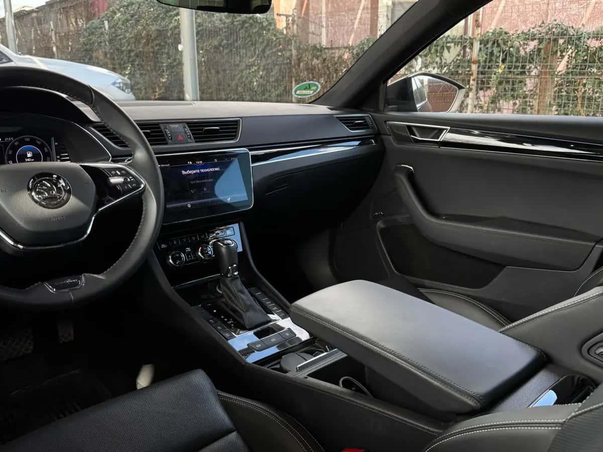 Skoda Superb - fotografia 13