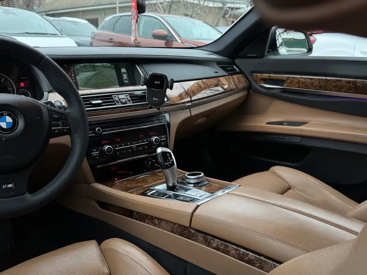 BMW 7 Series - fotografia 12