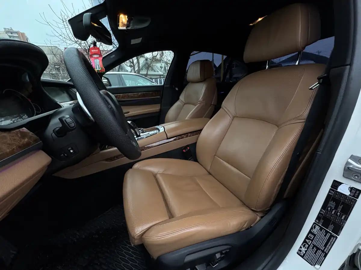 BMW 7 Series - fotografia 10