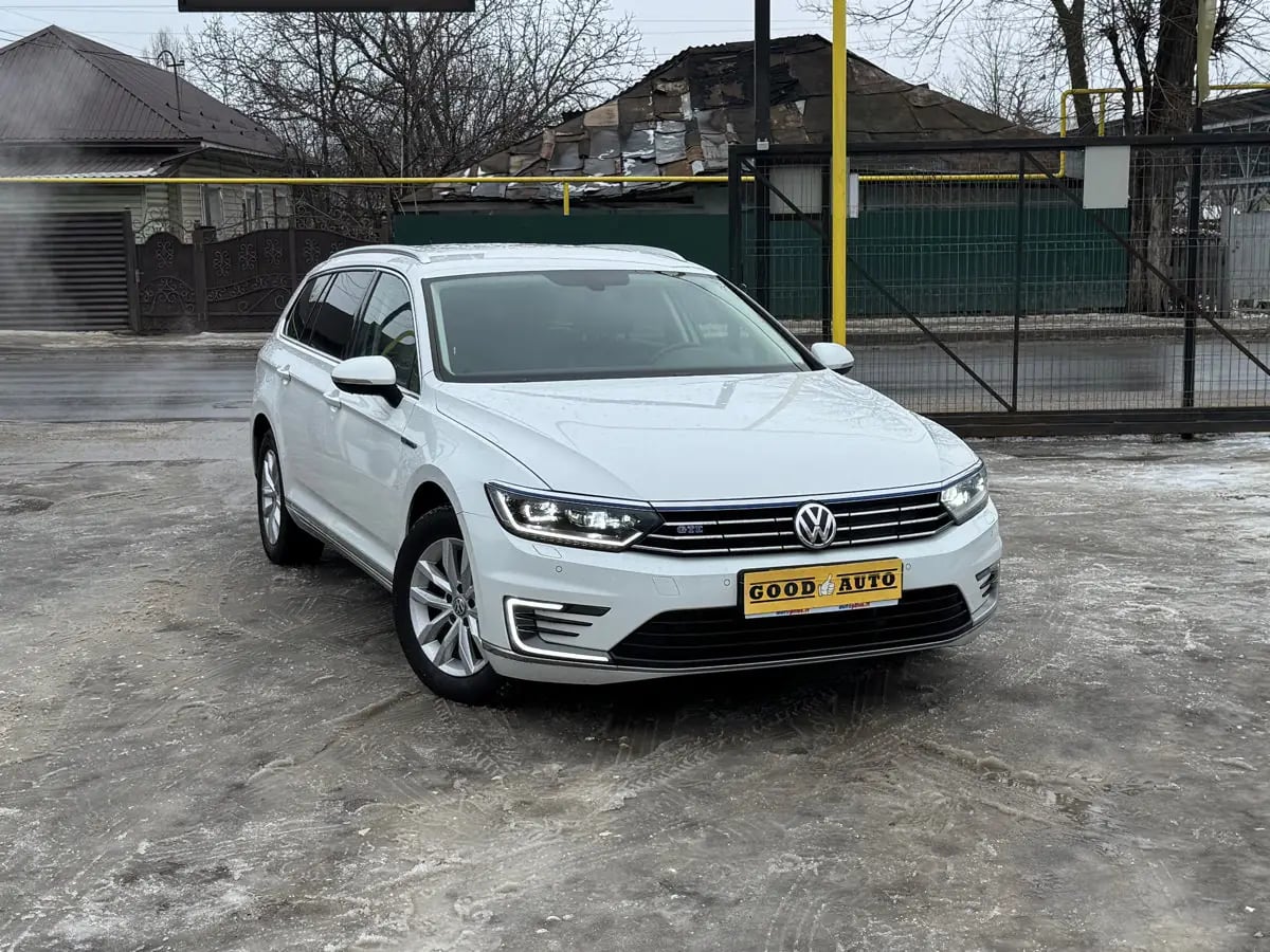 Volkswagen Passat - главное фото