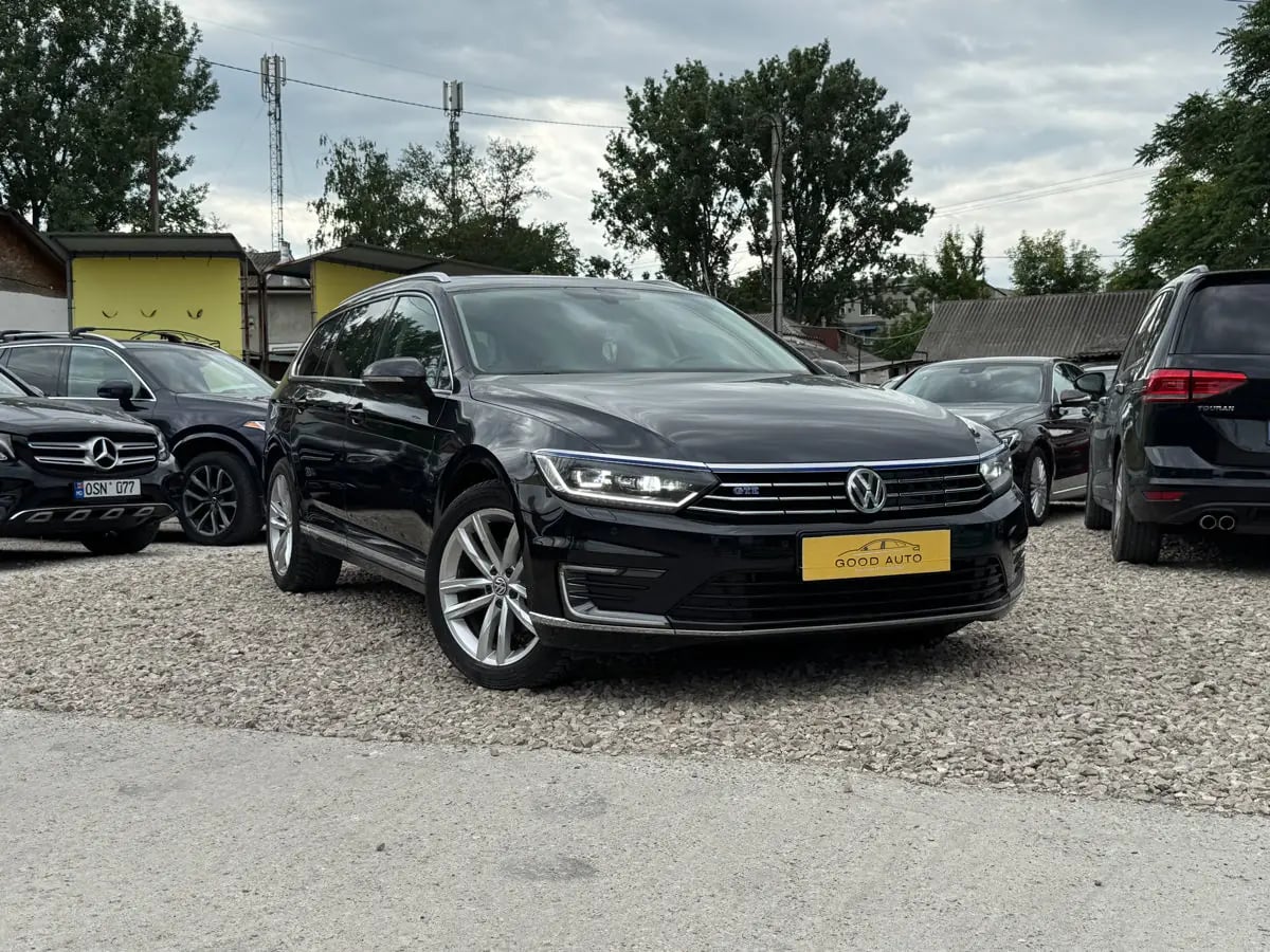 Volkswagen Passat - главное фото